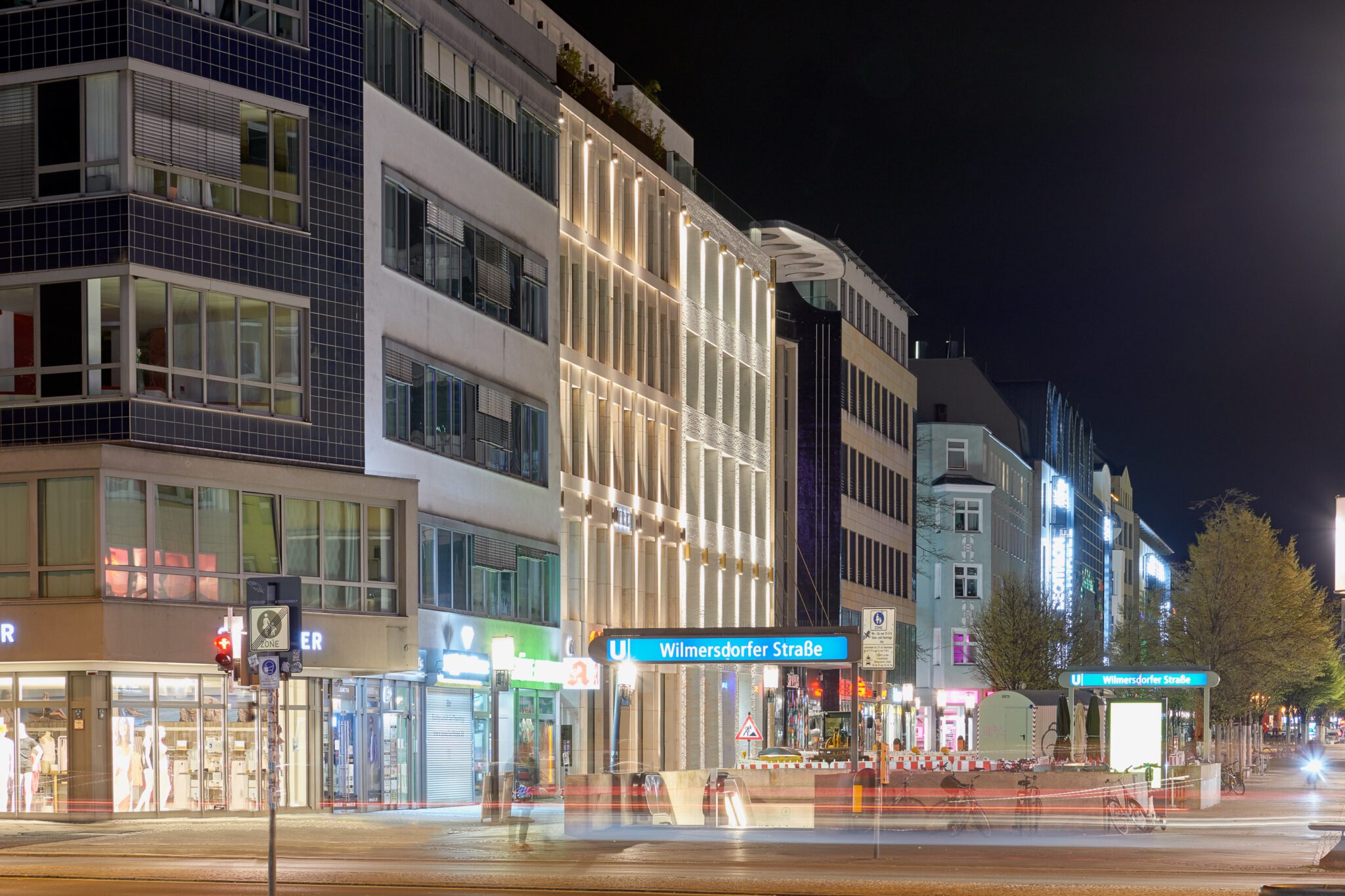 Blick auf die Wilmersdorfer Straße 59 und 60 bei Nacht